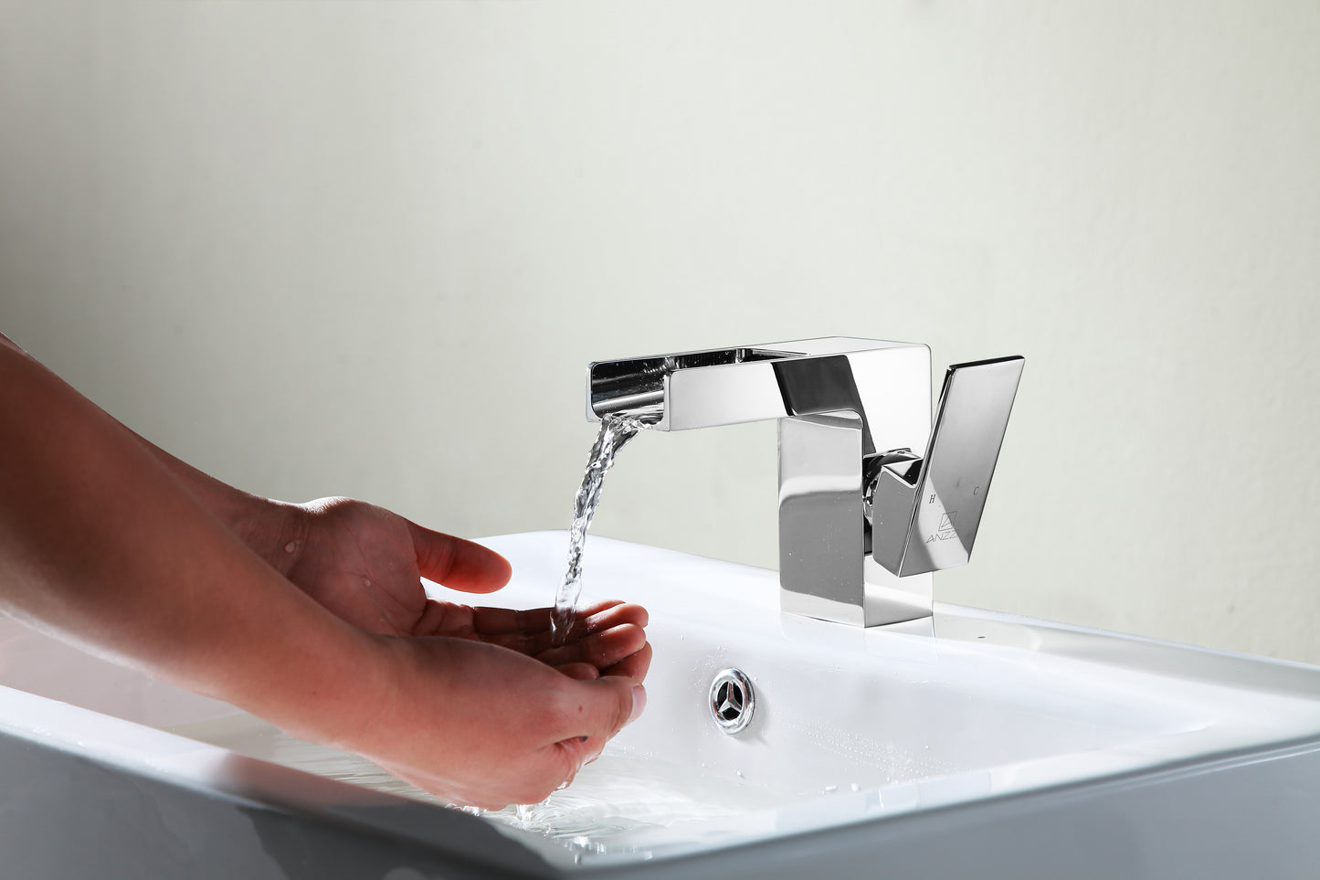 Zhona Series Single Hole Single-Handle Low-Arc Bathroom Faucet in Polished Chrome