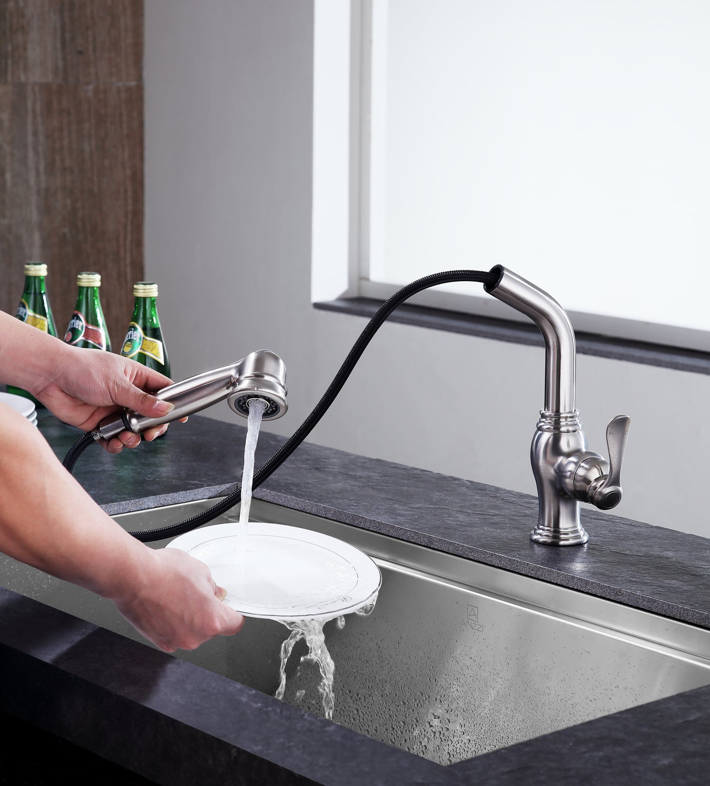 Del Moro Single-Handle Pull-Out Sprayer Kitchen Faucet