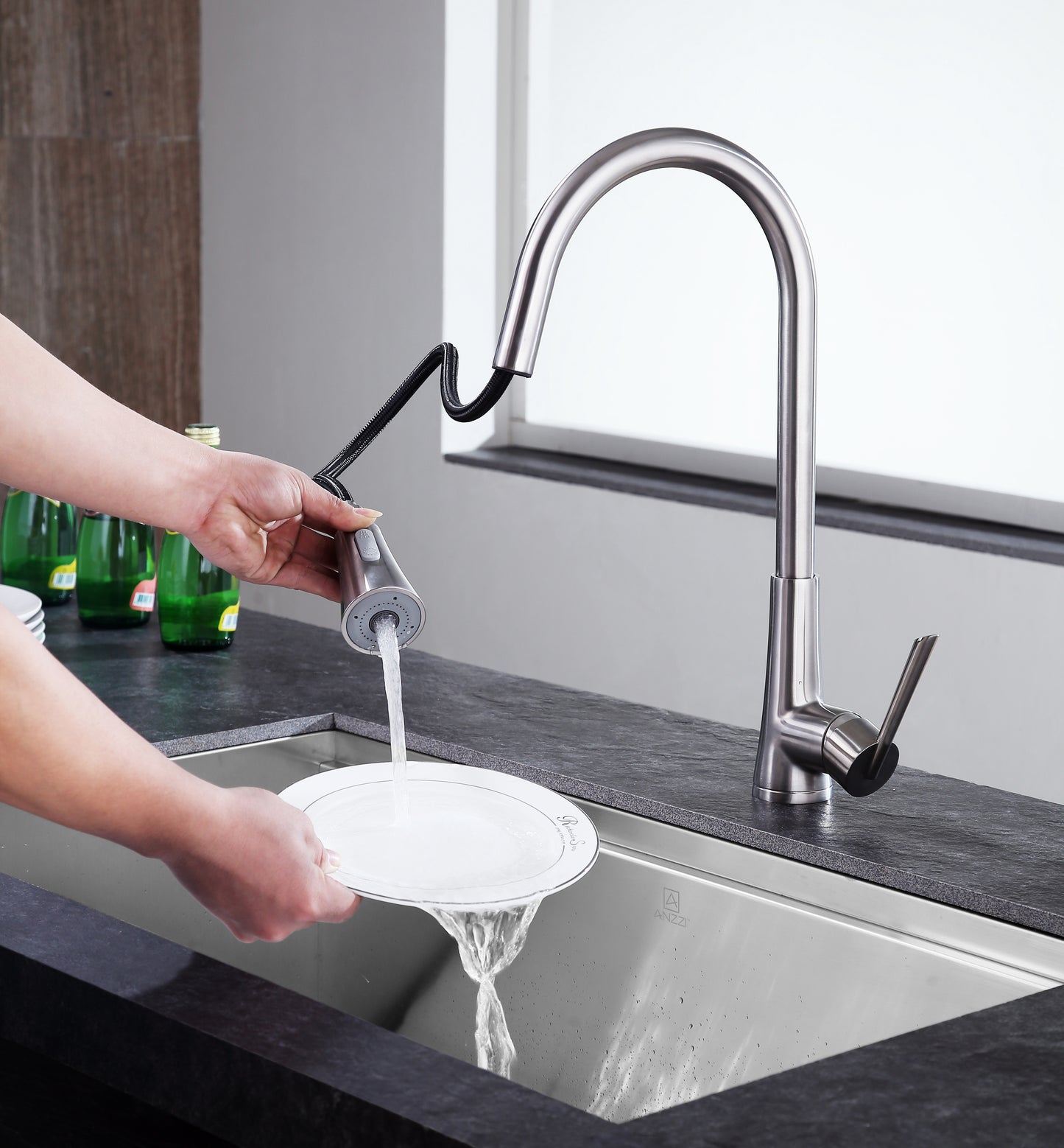 Tulip Single-Handle Pull-Out Sprayer Kitchen Faucet