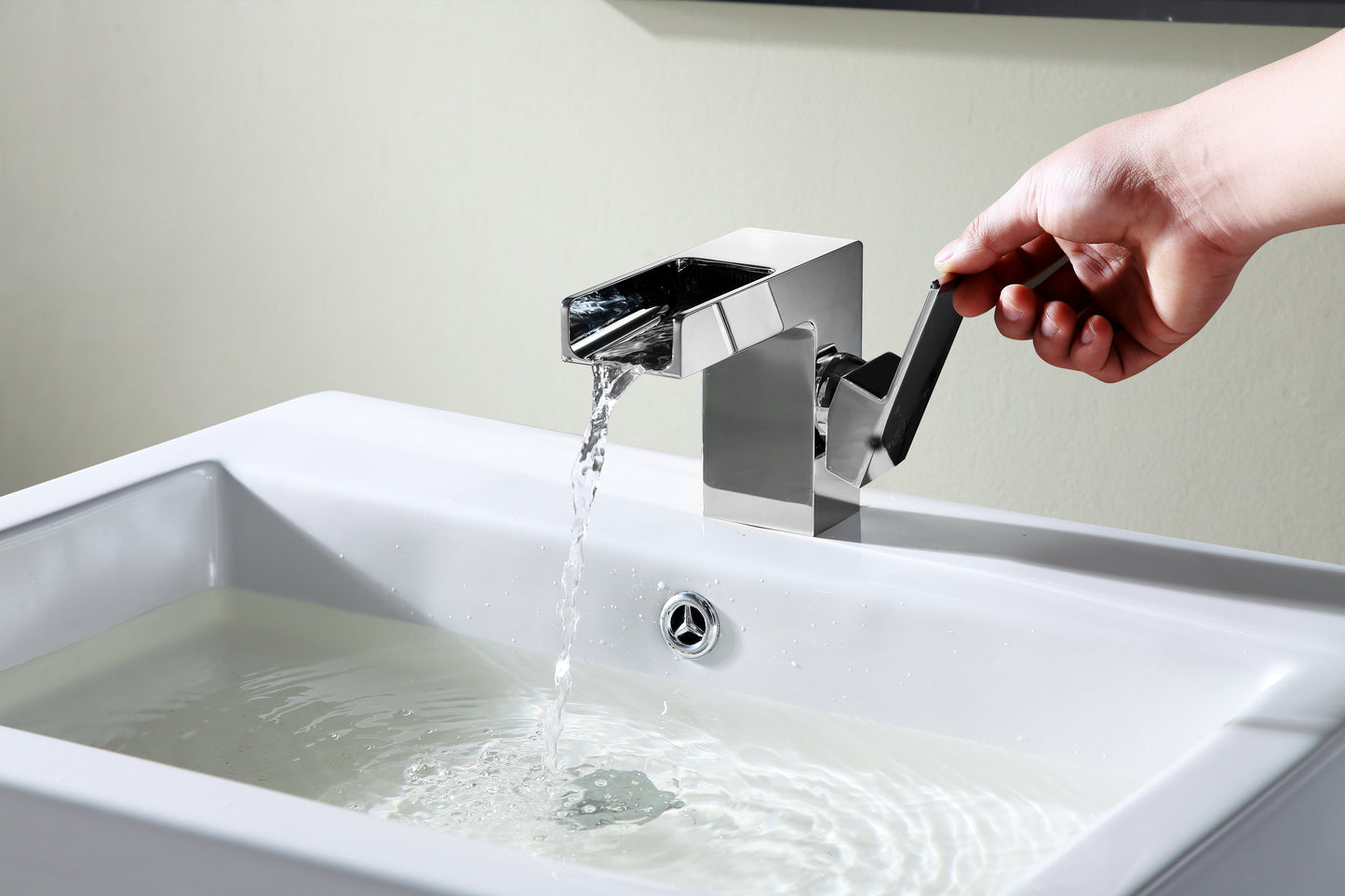 Zhona Series Single Hole Single-Handle Low-Arc Bathroom Faucet in Polished Chrome