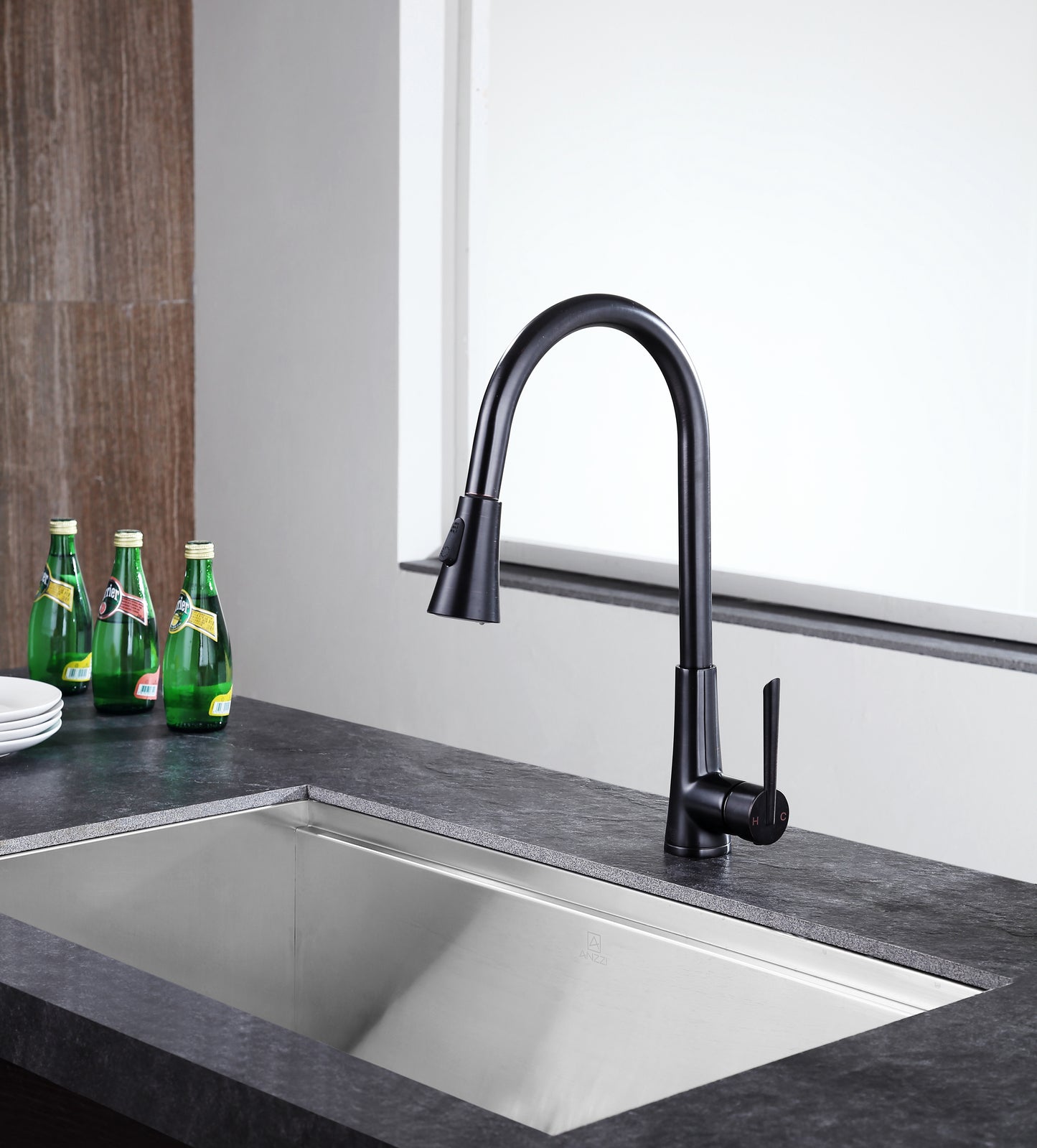 Tulip Single-Handle Pull-Out Sprayer Kitchen Faucet