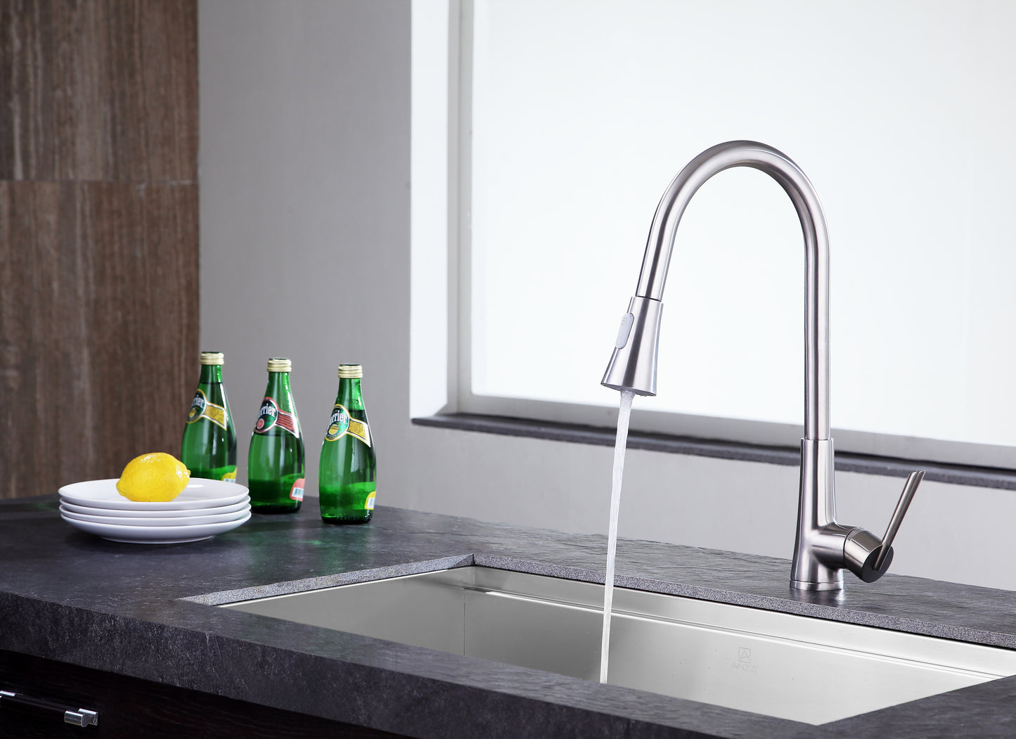 Tulip Single-Handle Pull-Out Sprayer Kitchen Faucet