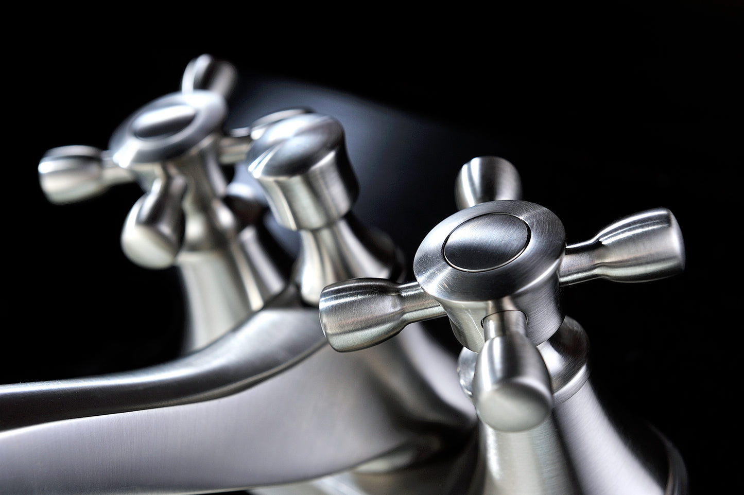 Major Series 4 in. Centerset 2-Handle Mid-Arc Bathroom Faucet