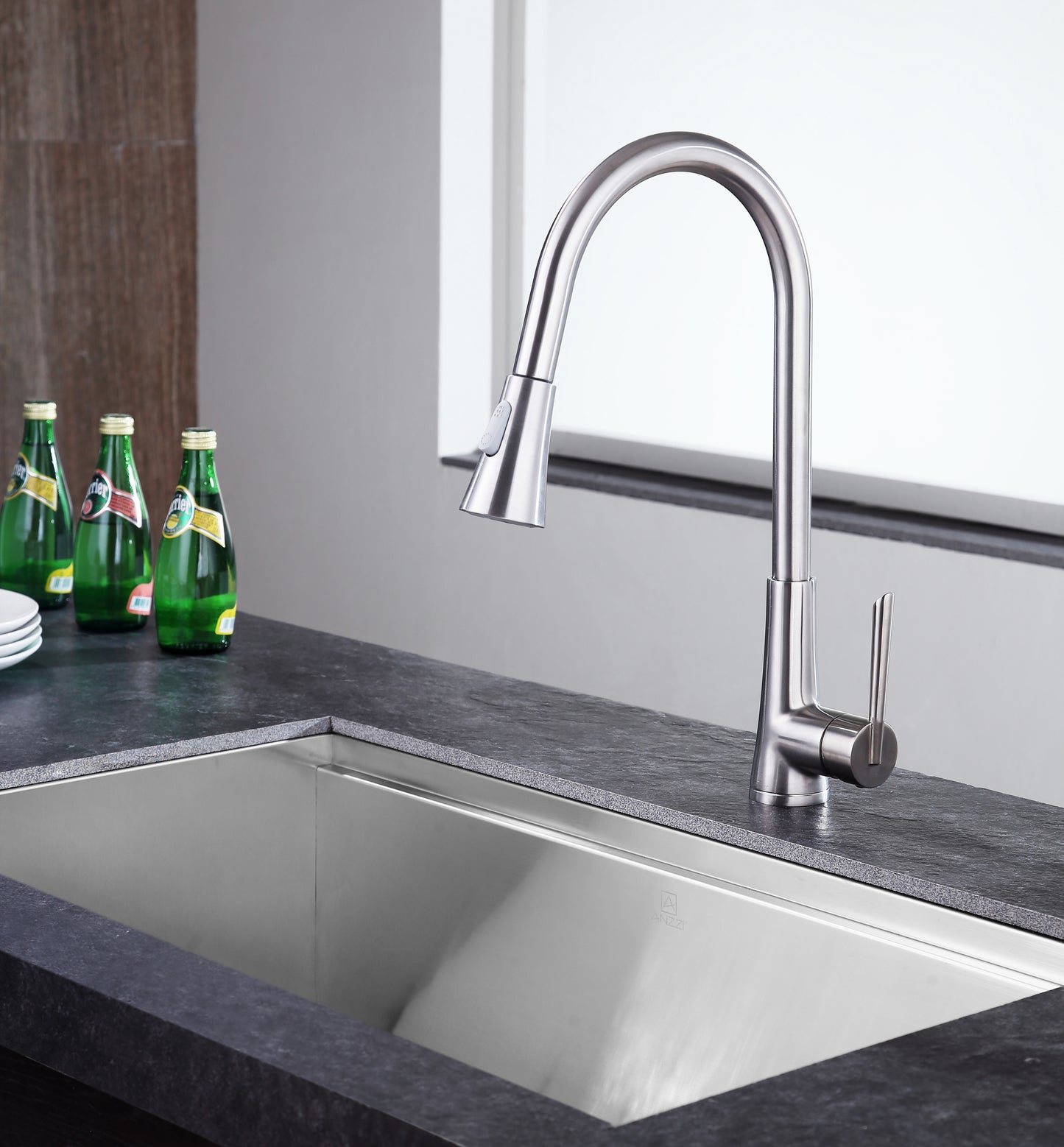 Tulip Single-Handle Pull-Out Sprayer Kitchen Faucet