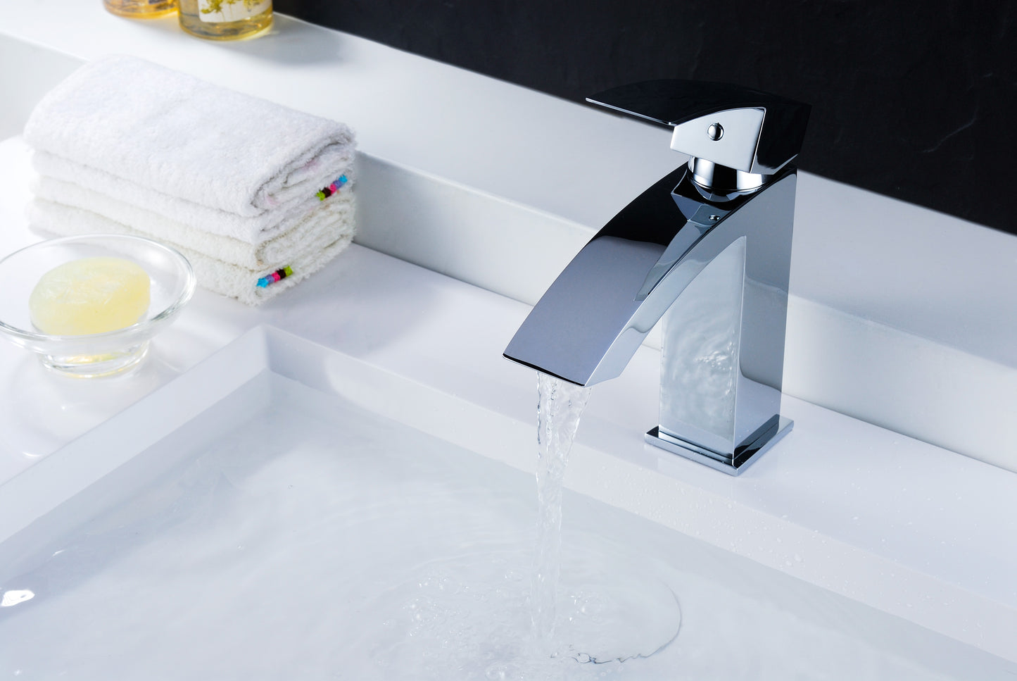 L-AZ037 - Revere Series Single Hole Single-Handle Low-Arc Bathroom Faucet in Polished Chrome